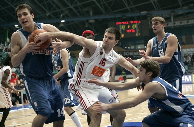 Oliver Stević (w środku) w barwach Śląska podczas meczu z BC Kalev w Pucharze ULEB (2008 rok). Serb reprezentował ostatnio turecki Royal Hali Gaziantep – grupowego rywala WKS-u w Pucharze FIBA Europe