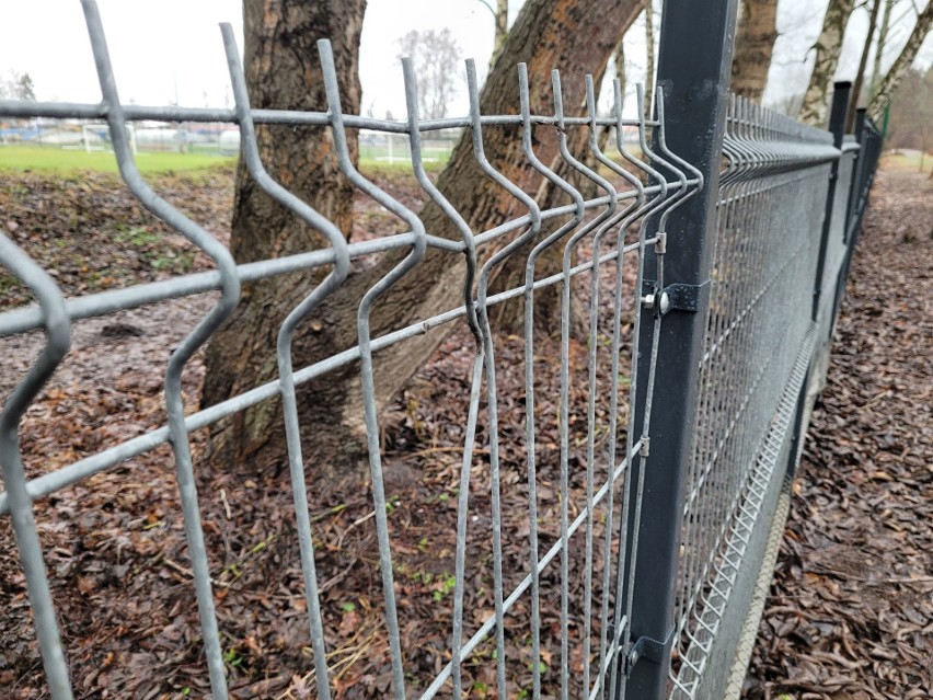 Ukradli płot na stadionie Gryfa i pojawił się nowy. Niby taki sam, ale złodziejom nie będzie już tak łatwo