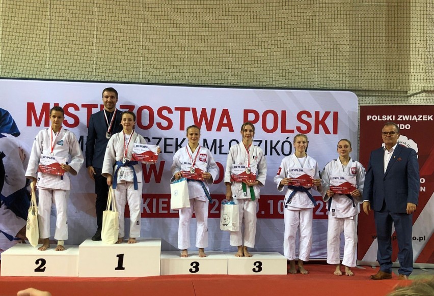 Aleksandra Rollnik na trzecim stopniu podium (z prawej...