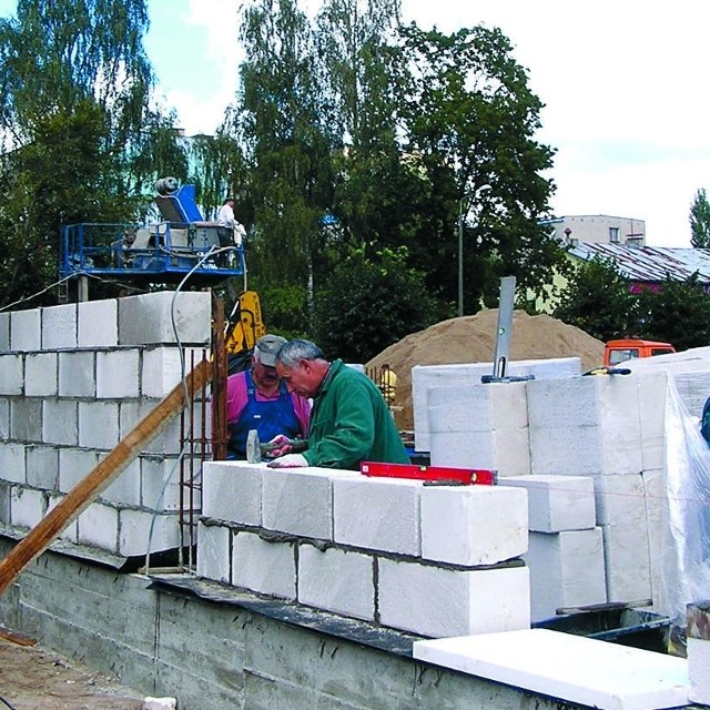 Bezrobotni po kursie zostaną pomocnikami budowlanymi i sami będą adaptować mieszkania socjalne dla siebie.