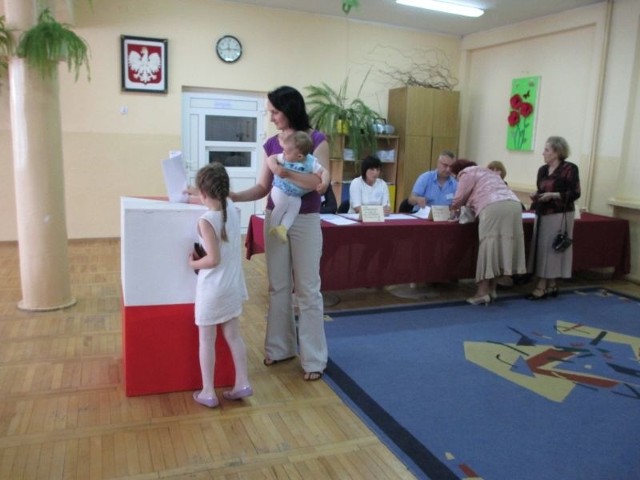 Głosowanie w Obwodowej Komisji Wyborczej numer 5 przy ulicy Niepodległości w Staszowie.