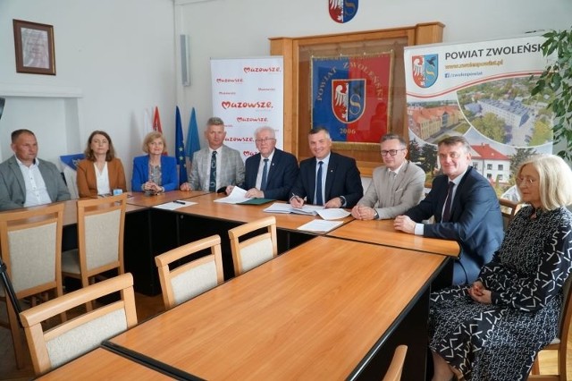 Umowy podpisali: Rafał Rajkowski - wicemarszałek województwa mazowieckiego (szósty z lewej) oraz Stefan Bernaciak - starosta zwoleński (piąty z lewej).