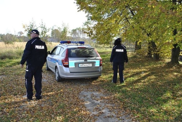 Policjanci patrolowali między innymi skwry, parki i treny zielone, w których uczniowie mogą spędzać czas zamiast iść do szkoły.