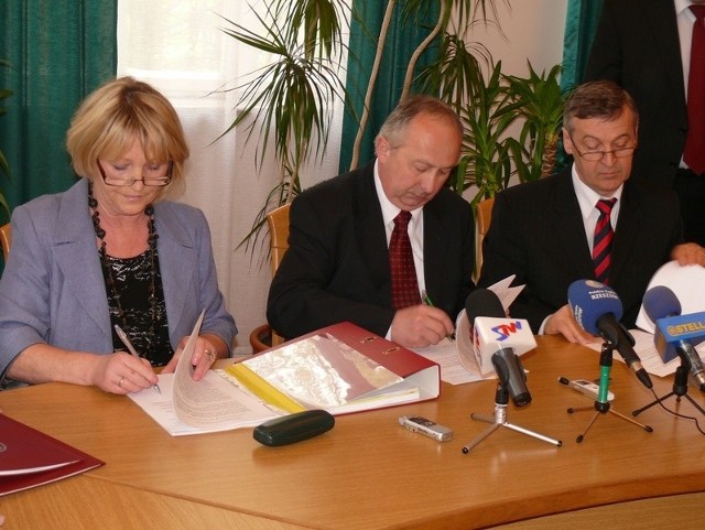 Syndyk Anna Brzozowska podpisuje akt dzierżawy z przedstawicielami Huty Stalowa Wola.