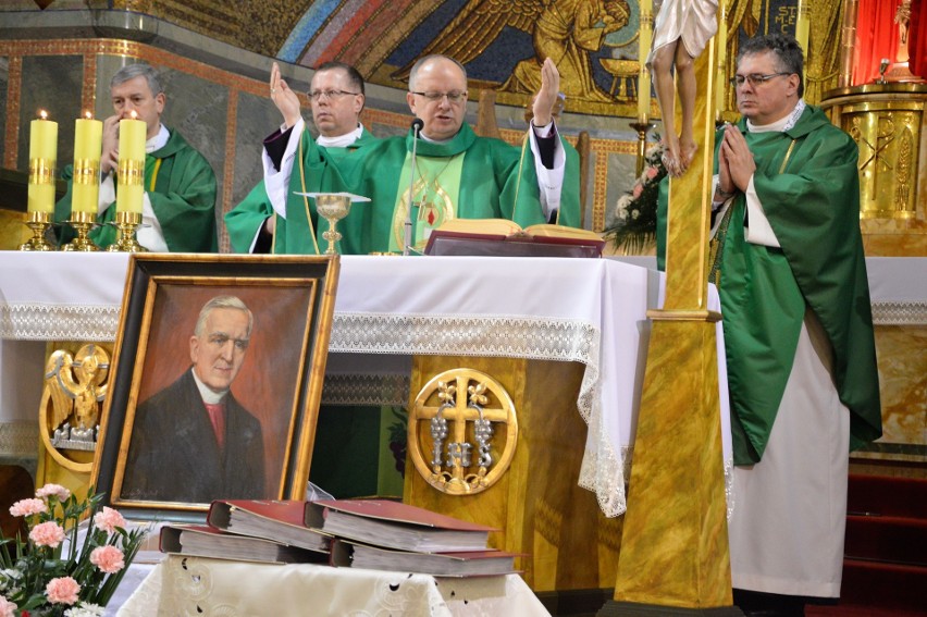 Na zakończenie liturgii na ręce biskupa przekazano 11...