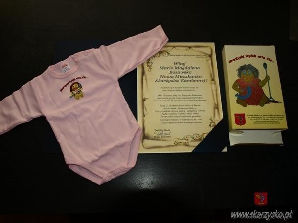 Nowo narodzeni skarżyszczanie od poniedziałku otrzymują specjalny dyplom i śpiochy z wizerunkiem maskotki gminy.  