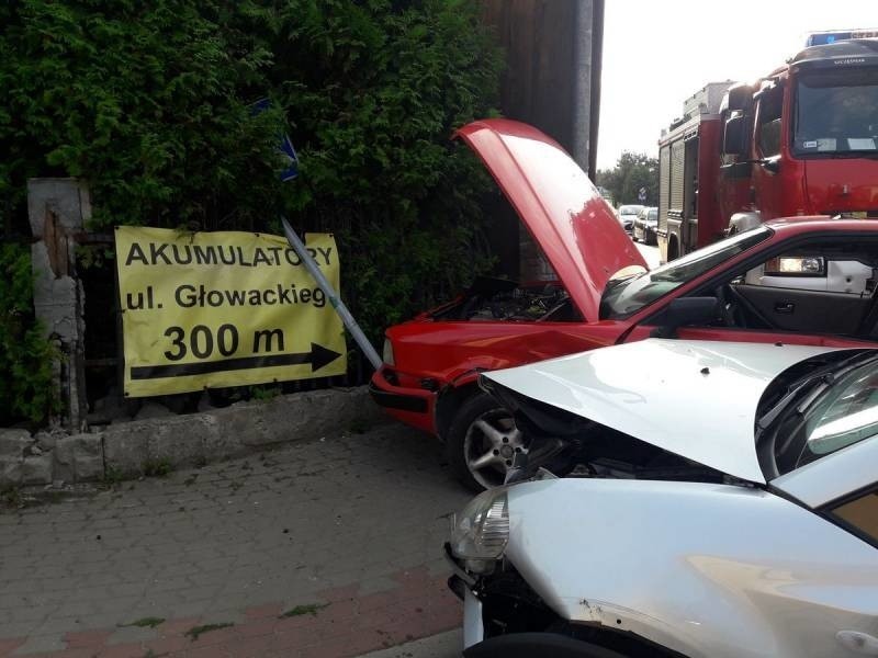 Zderznie aut na skrzyżowaniu ulic Głowackiego i Paderewskiego