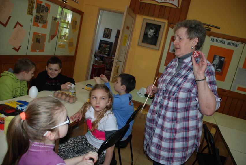 Aniela Leszczyńska z Osięcin pokaże uczniom z Radziejowa, jak się ozdabia wielkanocne jajka. Zgodnie z kujawską tradycją