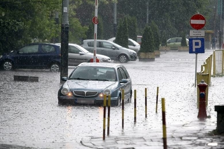 Zalana Łódź. W 2018 roku nad Łodzią przeszła ulewa, która sparaliżowała ZDJĘCIA 