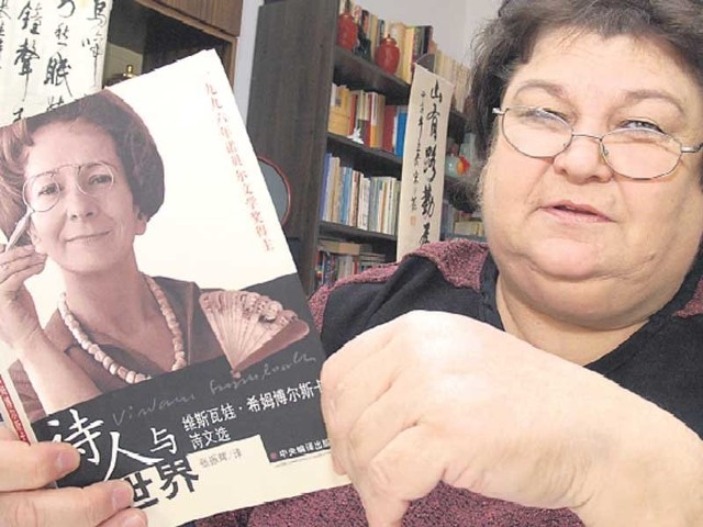 Barbara Li przechowuje w swoim koszalińskim mieszkaniu wiele pamiątek, wśród nich chiński egzemplarz utworów Wisławy Szymborskiej z dedykacją"dla Barbary Li&#8221; napisaną przez tłumacza, profesora Zhang Zhenhui, który wczoraj wysłał do pani Barbary e-maila z wyrazami żalu ismutku po śmierci poetki.