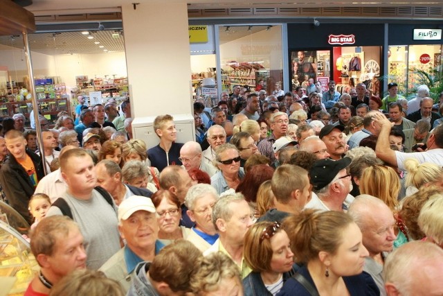 Tłum klientów podczas otwarcia Intermarche w CH Jantar.