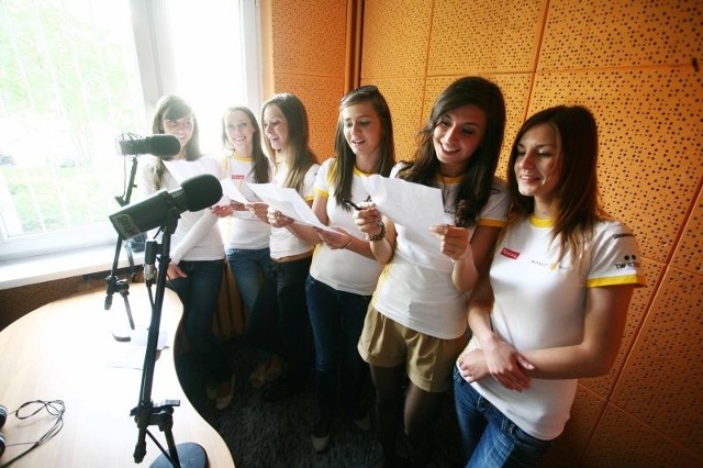 Magda Adamiec, Kasia Kłosińska, Marta Machnio, Ewelina Kotulska, Kasia Zaborska i Ewa Jeżak (w kolejności od lewej) przygotowały niespodziankę dla gości gali finałowej. Wspólnie z pozostałymi finalistkami konkursu nagrały w Radiu Rekord piosenkę.
