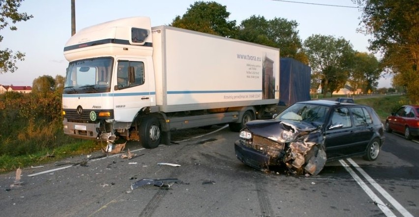 Kierowca razem z pasażerami uciekł z miejsca wypadku (zdjęcia)