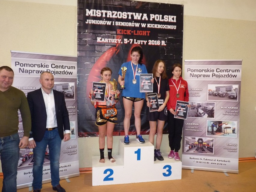 Trzy medale skarżyskich kickboxerów w mistrzostwach kraju. Wojowniczka Roksana Dargiel niepokonana!
