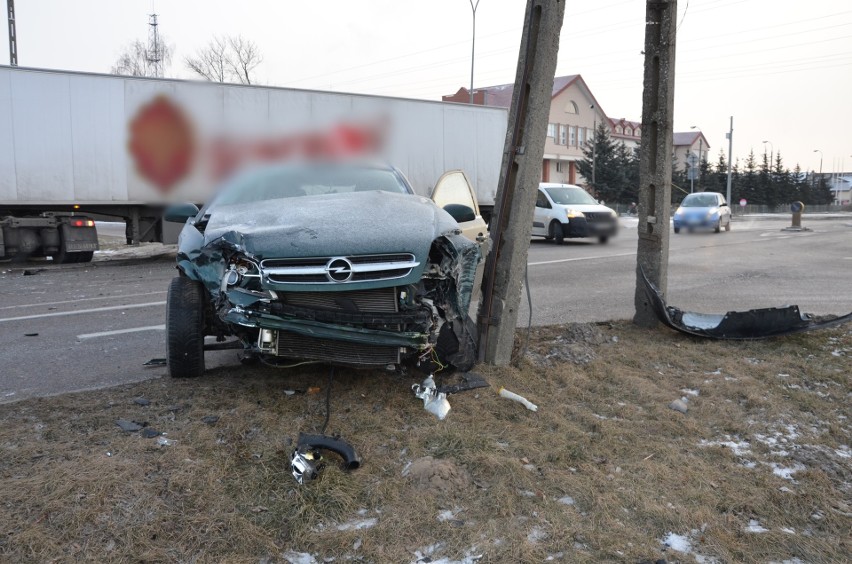 Wyszków: wypadek na skrzyżowaniu. Zderzyły się opel i samochód ciężarowy, kobietę zabrano do szpitala [ZDJĘCIA] 