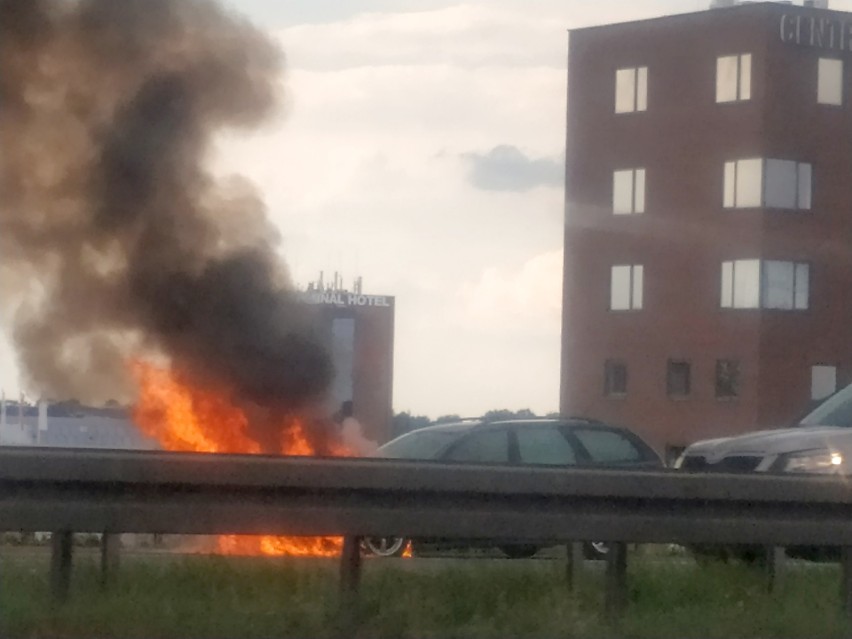 Pożar samochodu na AOW. Są duże utrudnienia [ZDJĘCIA]