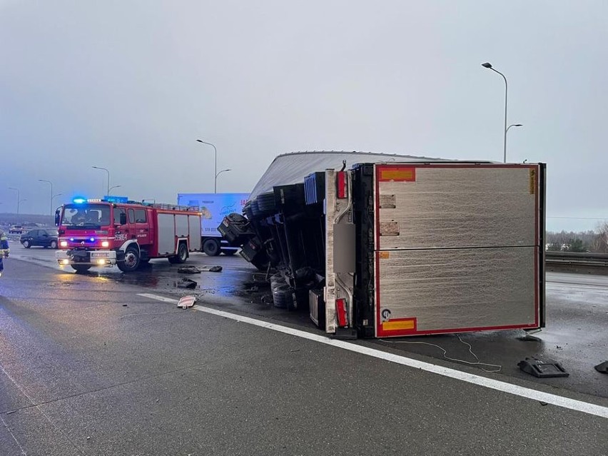 Do wypadku doszło na Autostradzie w Mykanowie. Tir z...