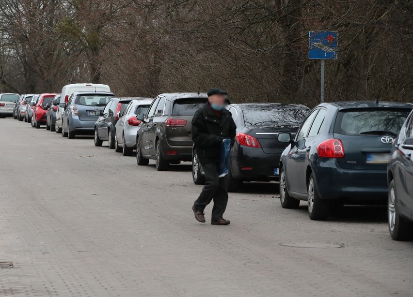 Parkowanie przy ulicy Rolnej w Szczecinie. Mieszkańcy zgłaszają problemy. "Nie chodzi jednak, żeby wszystkim wlepić mandaty"