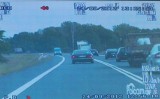 Kierowca wyprzedzał na łuku na podwójnej ciągłej (wideo)