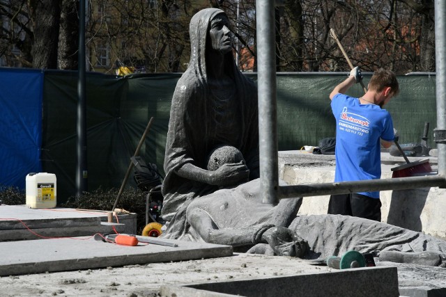 Pomnik Ofiar Zbrodni Katyńskiej we Wrocławiu dzięki pracom renowacyjnym odzyska dawny blask.Do kolejnych zdjęć przejdziesz za pomocą gestów, strzałek lub kursora.