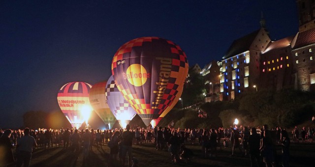 Nocny pokaz balonowy na Boniach Nadwiślańskich w Grudziądzu