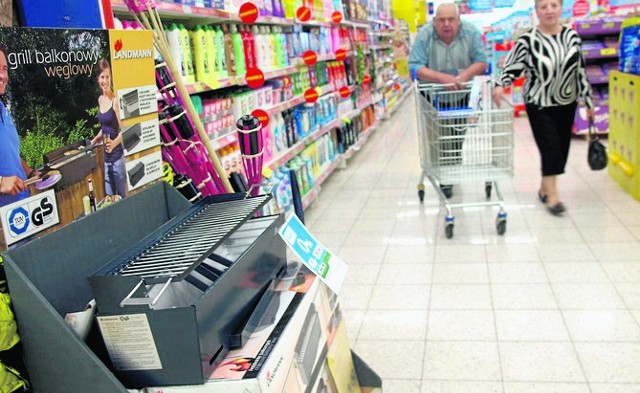 Robiąc zakupy w supermarketach, warto zwrócić uwagę na trwające wyprzedaże sezonowe