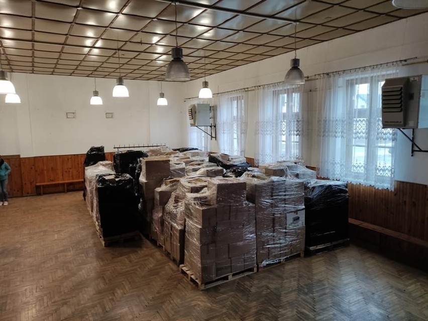 Pomoc dla Ukrainy. Prawie 15 ton żywności, odzieży i innych rzeczy zebranych w siedmiu gminach powiatu ostrołęckiego, pojedzie na Ukrainę
