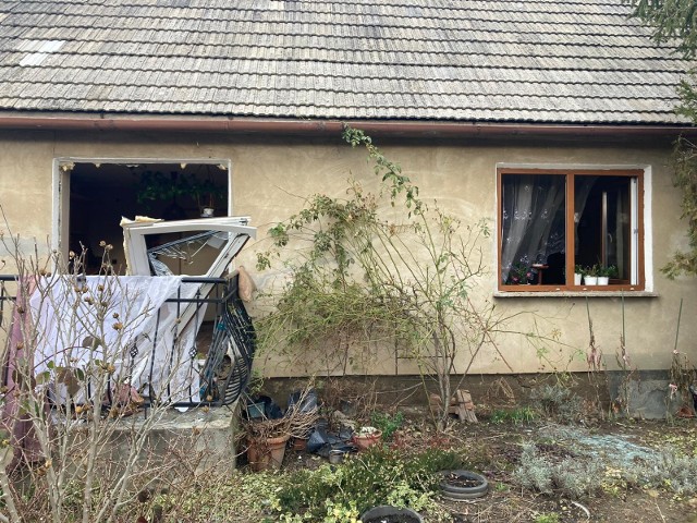 Dom po wybuchu został poważnie uszkodzony