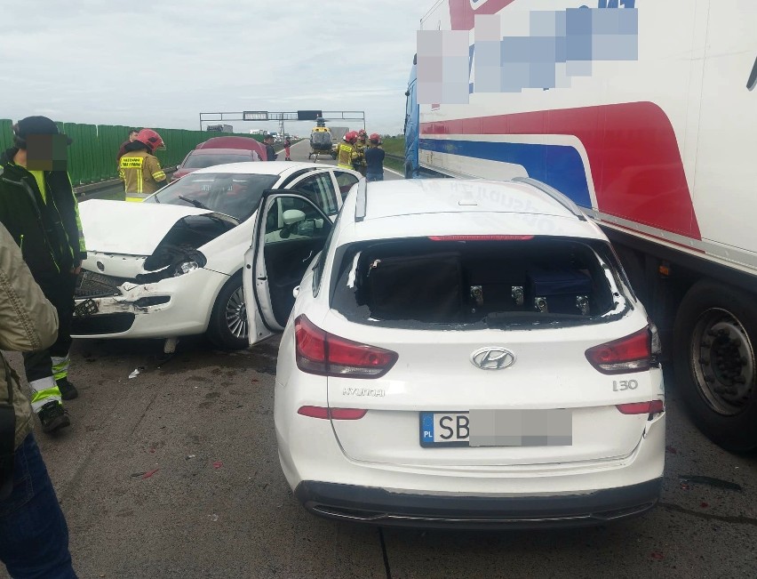 Wypadek samochodu ciężarowego i trzech aut osobowych na...