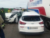 Karambol na autostradzie A4 pod Wrocławiem. Zderzyły się ciężarówka i trzy auta osobowe, lądował śmigłowiec LPR. Zobaczcie film i zdjęcia