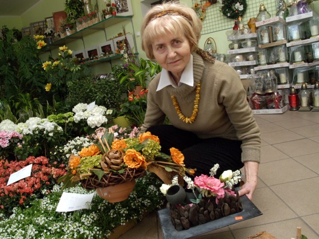 Szukając smakołyków na świąteczny stół nie zapomnijmy o odpowiedniej dekoracji. Henryka Galant z hurtowni kwiatów przy ul. Szczecińskiej 64 w Koszalinie prezentuje wielkanocne stroiki.