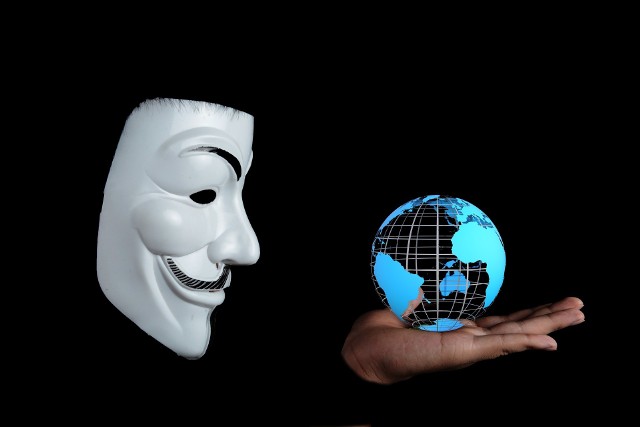 Hakerzy grupy Anonymous przeprowadzili cyberatak na rosyjski Rosnieft. Przejęli 20 terabajtów danych