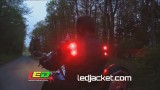 Kurtka ze światłem stop i kierunkowskazami. Motocykliści będą lepiej widoczni? [VIDEO]