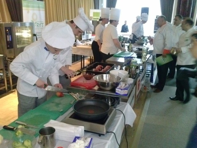 Kucharze amatorzy przygotowują konkursowe dania.