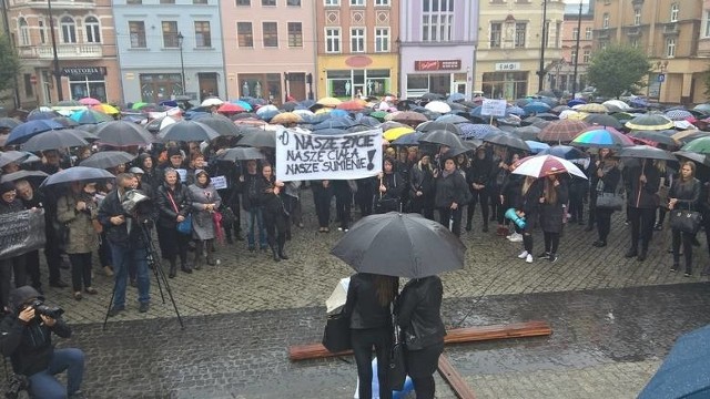 Grudziądzanki już wyraziły solidarność, protestujących przeciw zmianie "kompromisu aborcyjnego". Czarny protest jesienią 2016 roku zjednoczył ponad pół tysiąca kobiet i wspierających je mężczyzn.