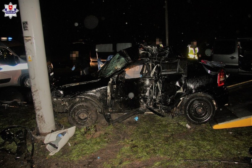 Śmiertelny wypadek na ul. Nadbystrzyckiej. Opel rozbił się na słupie. Zginęło dwóch mężczyzn