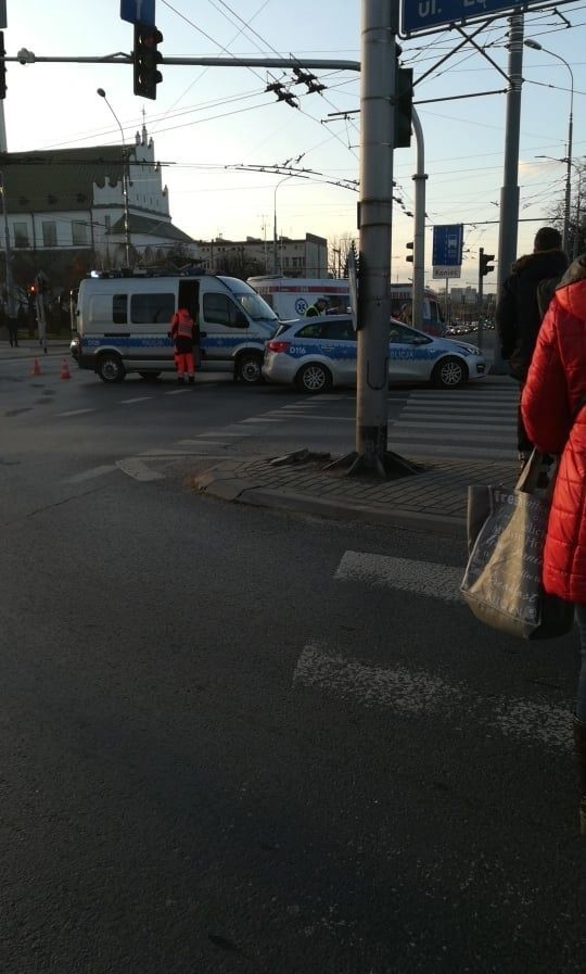 Karetka na sygnale zderzyła się z audi na skrzyżowaniu w Lublinie. Zobacz zdjęcia