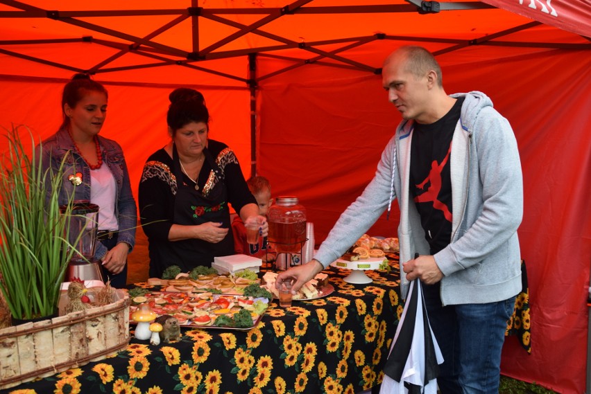 Piknik „Jesień nie musi być smutna” w Knyszynie. Mimo niepogody, mieszkańcy bawili się wspólnie z wiceministrem Adamem Andruszkiewiczem