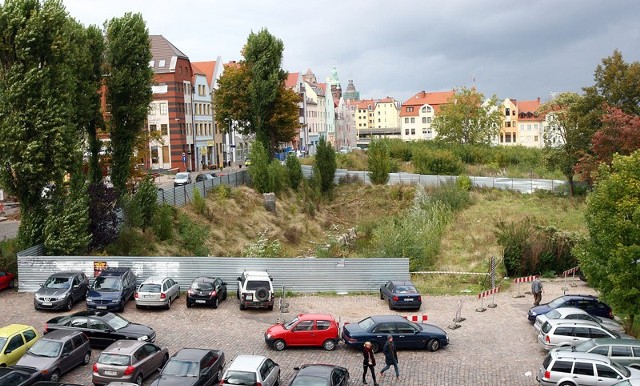 Część płotu przy placu Nowy Rynek została już zdemontowana. Na jego miejscu pojawiła się brama wjazdowa dla ciężarówek z urobkiem. Klika metrów placu, gdy zaczną kursować samochody zostanie wyłączone z ruchu.