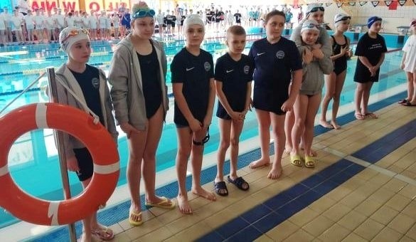 Młodzi zawodnicy buskiej Unii - podczas występu w Małej Świętokrzyskiej Lidze Pływackiej 2019 w Końskich.