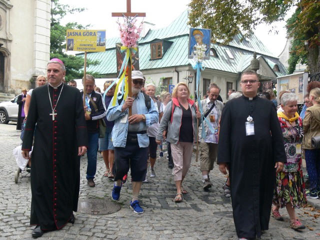 Już po raz 38. we wtorek, 4 sierpnia  wyruszyła z Sandomierza Diecezjalna Piesza Pielgrzymka na Jasną Górę. Pielgrzymka potrwa do 12 sierpnia, a hasłem przewodnim są słowa z Ewangelii według świętego Jana: „Chrystus Drogą, Prawdą i Życiem”. Od lewej biskup Krzysztof Nitkiewicz, z prawej,  koordynator diecezjalnej pielgrzymi sandomierskiej na Jasną Górę ksiądz Krystian Kusztyb