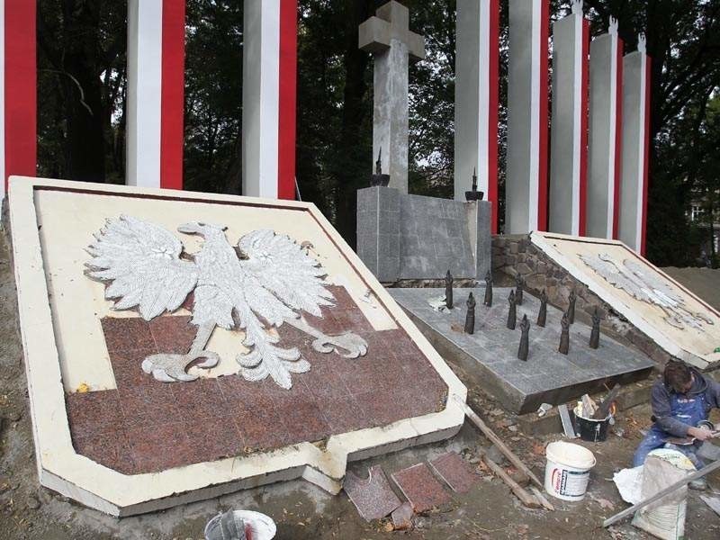 Burza wokół renowacji Pomnika 10 Rąk w Rzeszowie
