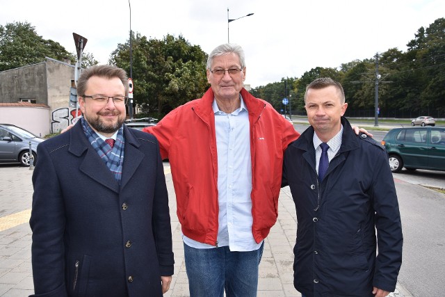 Oni będą promować bezpieczną jazdę: Maciej Wisławski (w środku), Piotr Adamczyk, radny sejmiku woj. łódzkiego (po lewej) i Tomasz Anielak, kandydat do Rady Miejskiej w Łodzi.