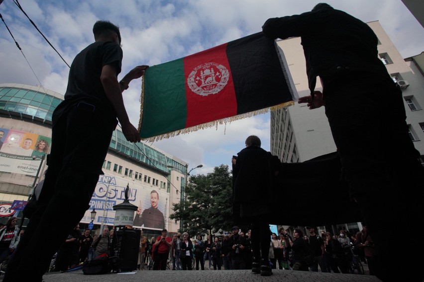 „Nikt nie jest nielegalny!” Protest solidarnościowy z osobami z Afganistanu w Poznaniu