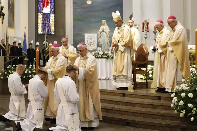 Dziś w archikatedrze w Katowicach trójka diakonów została wyświęcona na księży.