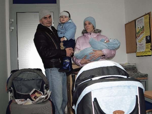 Marzena i Paweł mają dwoje dzieci: czteromiesięcznego Piotra i niespełna dwuletniego Pawła. Od ponad dwóch tygodni ta rodzina jest bezdomna.