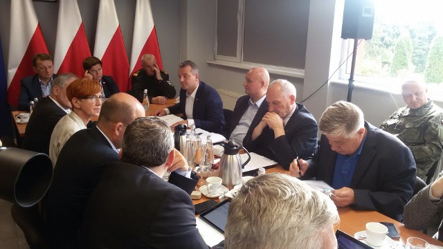 Premier Beata Szydło i ministrowie spotkali się ze strażakami w Chojnicach