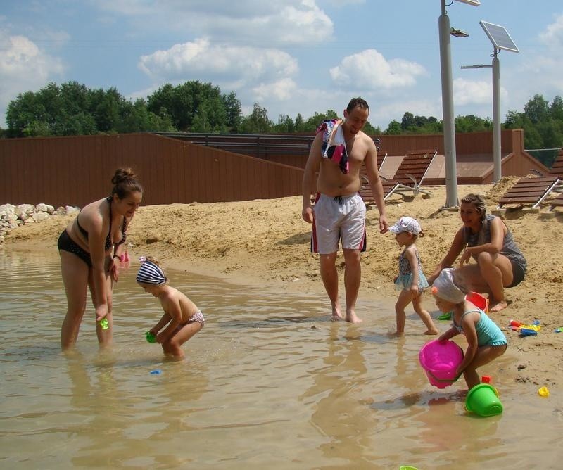 Trzebinia. Nad Balatonem po przebudowie sezon oficjalnie rusza w sobotę, ale wielu już tutaj plażuje. Zobacz co i za ile oferuje [ZDJĘCIA]