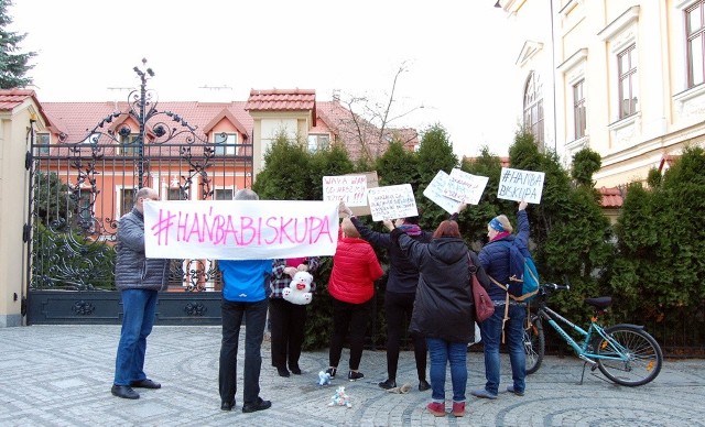 W niedzielę przed bramą Kurii Metropolitalnej w Przemyślu odbył się protest grupy Rebelianty Podkarpackie przeciwko działaniom polskich biskupów ukrywających przypadki pedofilii w kościele.