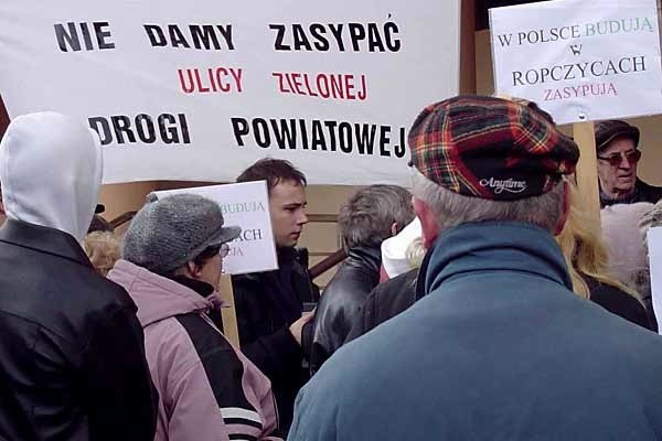 - Chodzimy w sprawie budowy tunelu w nasypie od Annasza do Kajfasza. I nic - mówią mieszkańcy ul. Zielonej w Ropczycach.